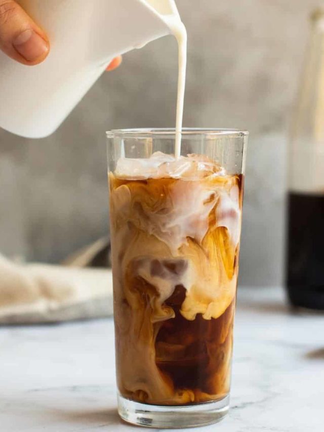 CAFÉ COM LEITE GELADO DE AVELÃ E CARAMELO